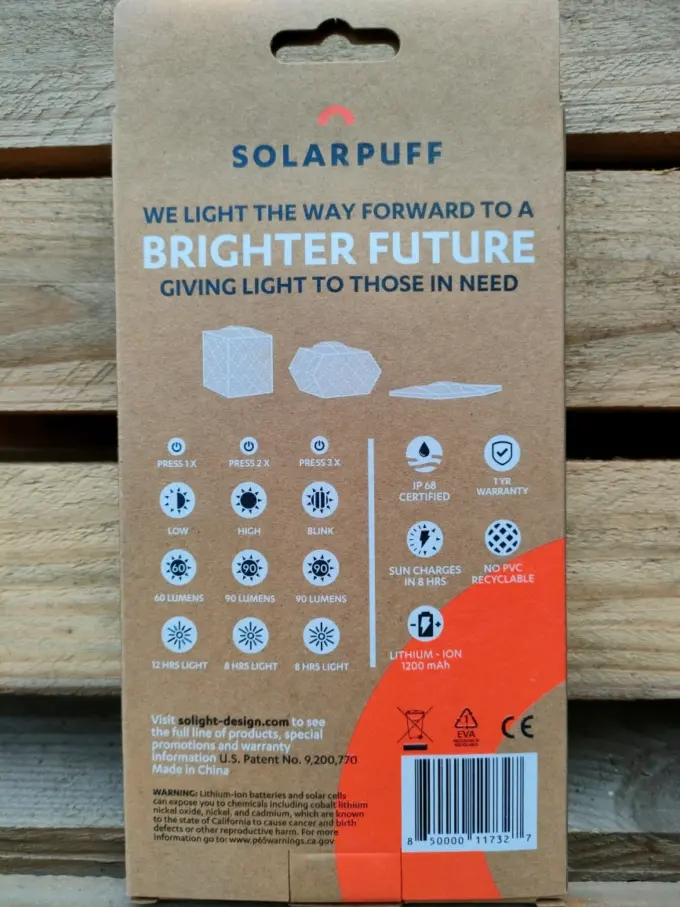 SolarPuff med koldt hvidt lys og lyssensor.