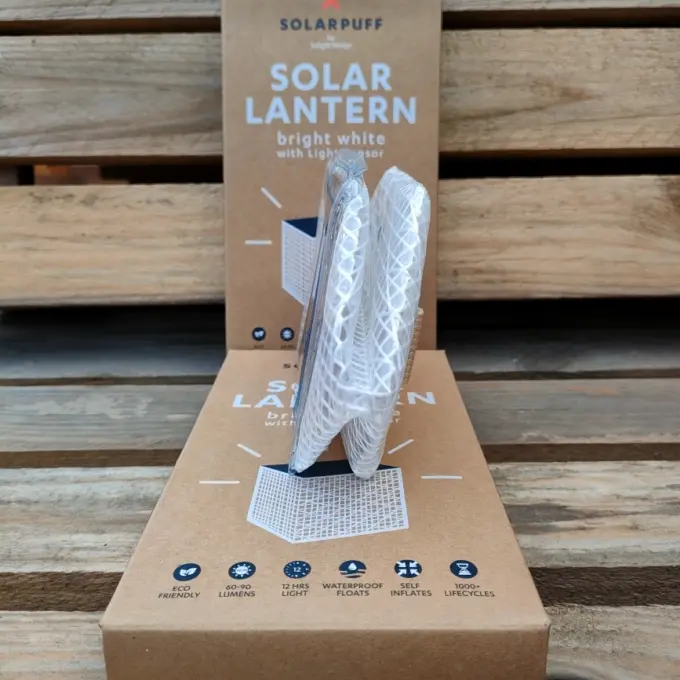 SolarPuff med koldt hvidt lys og lyssensor.