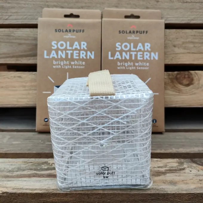 SolarPuff med koldt hvidt lys og lyssensor.