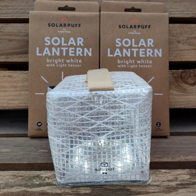 SolarPuff med koldt hvidt lys og lyssensor.